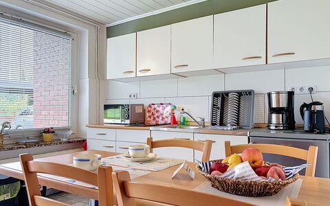 Meyer: Mobilia, Cucina, Elettrodomestico Da Cucina, Interior Design, Apparecchio Major, Controsoffitto, Legna, Pavimentazione, Soffitto, Cabinetry