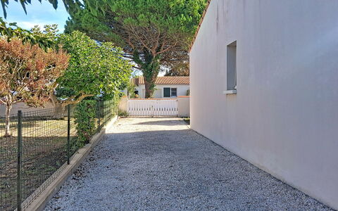 L'Ileau: Mobili Da Esterno, Arbusto, Casa, Tavolo Esterno, Mobilia, Casa, Giardino, Prato, Backyard, Estate