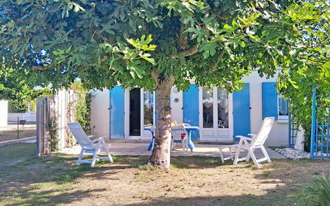 L'Ileau: Mobili Da Esterno, Arbusto, Casa, Tavolo Esterno, Mobilia, Casa, Giardino, Prato, Backyard, Estate