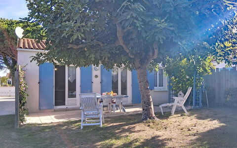 L'Ileau: Mobili Da Esterno, Arbusto, Casa, Tavolo Esterno, Mobilia, Casa, Giardino, Prato, Backyard, Estate