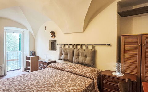 Giulia: Mobili Da Esterno, Arbusto, Casa, Tavolo Esterno, Mobilia, Casa, Giardino, Prato, Backyard, Estate