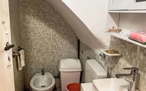 Giulia: Mobili Da Esterno, Arbusto, Casa, Tavolo Esterno, Mobilia, Casa, Giardino, Prato, Backyard, Estate