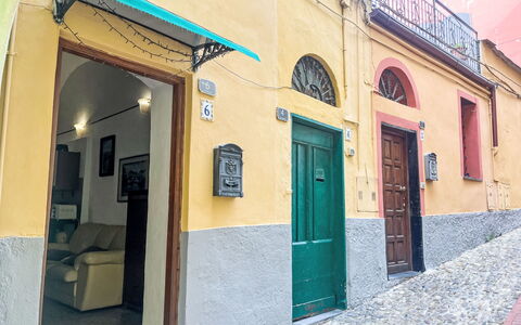 Giulia: Mobili Da Esterno, Arbusto, Casa, Tavolo Esterno, Mobilia, Casa, Giardino, Prato, Backyard, Estate