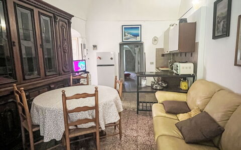Giulia: Mobili Da Esterno, Arbusto, Casa, Tavolo Esterno, Mobilia, Casa, Giardino, Prato, Backyard, Estate