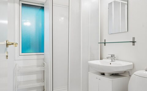 Tordis - 675M from the Sea: Parete, Pavimentazione, Interior Design, Idraulico Fixture, Pavimento, Bagno, Lavello, Lavandino Del Bagno, Camera, Soffitto