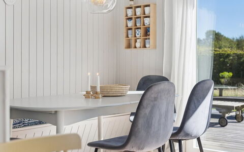 Henryka - 750M from the Sea: Mobilia, Interior Design, Sala Da Pranzo, Pavimentazione, Legna, Cucina & Sala Da Pranzo Tavolo, Pavimento, Tavolo, Sedia, Pavimento In Legno
