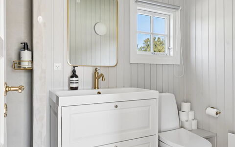 Henryka - 750M from the Sea: Pavimentazione, Pavimento, Idraulico Fixture, Interior Design, Lavello, Mobiletto Del Bagno, Bagno, Idraulico, Camera, Rubinetto