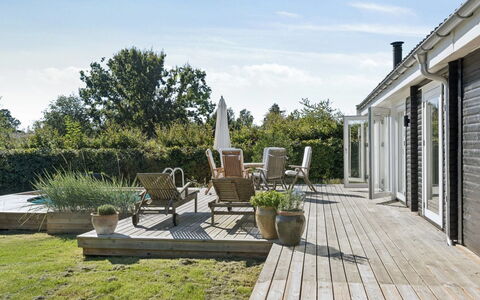Henryka - 750M from the Sea: Casa, Arbusto, Casa, Tetto, Lotto, Porta, Giardino, Villetta, Groundcover