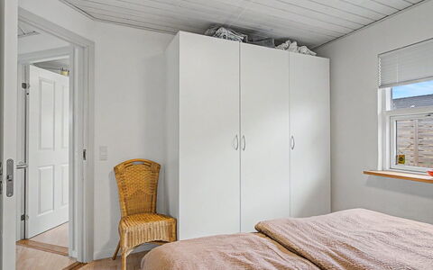 Swening - 50M from the Sea: Parete, Pavimentazione, Pavimento, Legna, Interior Design, Mobilia, Soffitto, Camera Da Letto, Letto, Camera