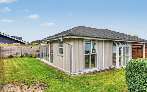 Swening - 50M from the Sea: Tetto, Casa, Casa, Zona Residenziale, Lotto, Villetta, Raccordo, Giardino, Prato, Estate