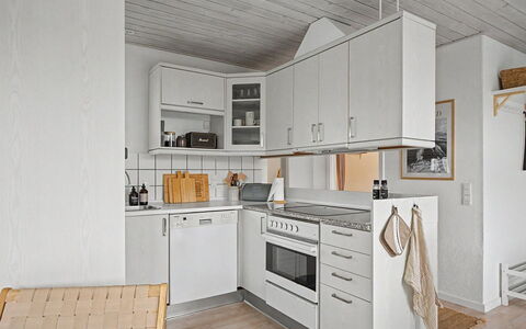 Swening - 50M from the Sea: Cucina, Elettrodomestico Da Cucina, Apparecchio Major, Controsoffitto, Legna, Pavimentazione, Pavimento, Cabinetry, Interior Design, Soffitto