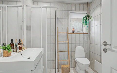 Swening - 50M from the Sea: Pavimentazione, Pavimento, Interior Design, Piastrella, Idraulico Fixture, Soffitto, Camera, Idraulico, Gabinetto, Bagno