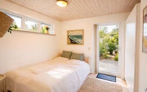 Herdina - 300M from the Sea: Parete, Pavimentazione, Interior Design, Pavimento, Legna, Camera Da Letto, Soffitto, Letto, Pavimento In Legno, Mobilia