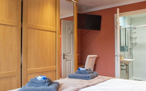 Skeabost Bungalow: Cielo, Mobilia, Legna, Mobili Da Esterno, Tavolo, Sedia, Nube, Tavolo Esterno, Latifoglie, Plank