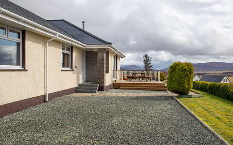 Skeabost Bungalow: Cielo, Mobilia, Legna, Mobili Da Esterno, Tavolo, Sedia, Nube, Tavolo Esterno, Latifoglie, Plank