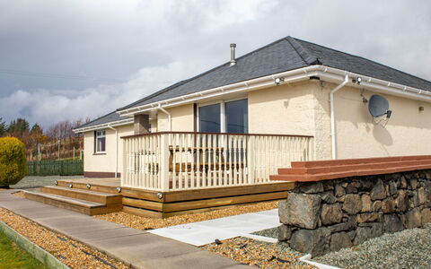Skeabost Bungalow: Cielo, Mobilia, Legna, Mobili Da Esterno, Tavolo, Sedia, Nube, Tavolo Esterno, Latifoglie, Plank