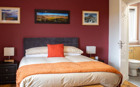 Skeabost Bungalow: Cielo, Mobilia, Legna, Mobili Da Esterno, Tavolo, Sedia, Nube, Tavolo Esterno, Latifoglie, Plank