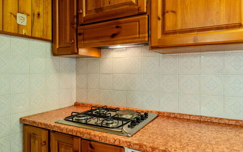 Calvet: Cucina, Legna, Apparecchio Major, Pavimentazione, Controsoffitto, Elettrodomestico Da Cucina, Cabinetry, Stufa, Lavandino Della Cucina, Cucina Stufa