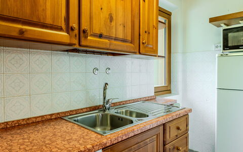 Calvet: Legna, Cucina, Interior Design, Pavimentazione, Controsoffitto, Cabinetry, Lavello, Lavandino Della Cucina, Idraulico Fixture, Rubinetto