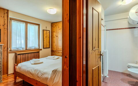 Calvet: Legna, Camera Da Letto, Letto, Interior Design, Soffitto, Lenzuolo, Pavimento, Camera, Mobilia, Telaio Del Letto