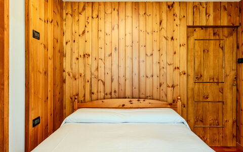 Calvet: Legna, Camera Da Letto, Letto, Interior Design, Pavimentazione, Pavimento, Lenzuolo, Bedding, Camera, Latifoglie