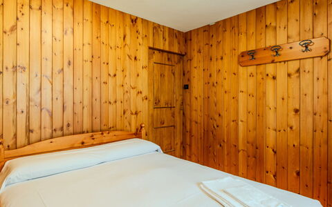 Calvet: Legna, Pavimentazione, Pavimento, Color Legno, Camera Da Letto, Latifoglie, Letto, Lenzuolo, Camera, Plank
