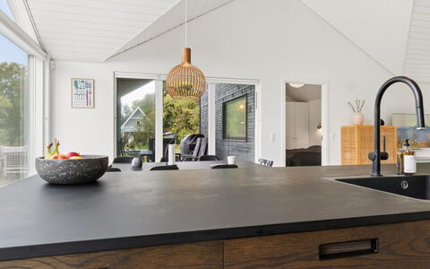 Felicita - 800M from the Sea: Controsoffitto, Cucina, Interior Design, Pavimentazione, Mobilia, Legna, Cabinetry, Pavimento, Soffitto, Lampada