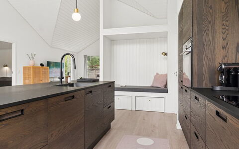 Felicita - 800M from the Sea: Pavimentazione, Interior Design, Legna, Cabinetry, Mobilia, Cucina, Controsoffitto, Pavimento, Soffitto, Lampada