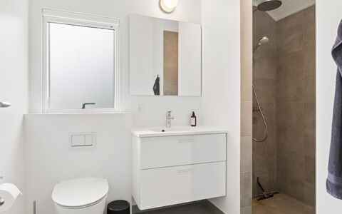 Felicita - 800M from the Sea: Pavimento, Lavandino Del Bagno, Bagno, Pavimentazione, Interior Design, Idraulico Fixture, Lavello, Mobiletto Del Bagno, Specchio, Rubinetto