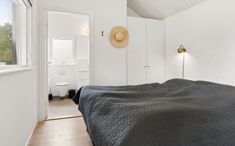 Felicita - 800M from the Sea: Parete, Camera Da Letto, Interior Design, Letto, Pavimentazione, Soffitto, Legna, Pavimento, Mobilia, Lenzuolo