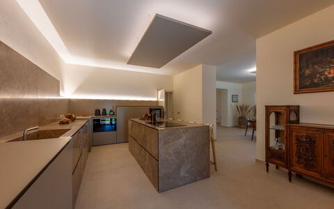Poggio Ambrato 18, Emma Villas: Pavimentazione, Parete, Interior Design, Soffitto, Legna, Pavimento, Cucina, Illuminazione, Controsoffitto, Lampada