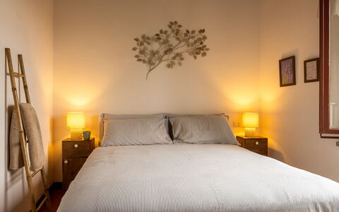 La Veduta - la Finestra su Castelfalfi: Letto, Bedding, Mobilia, Camera Da Letto, Lenzuolo, Interior Design, Parete, Biancheria, Legna, Pavimento