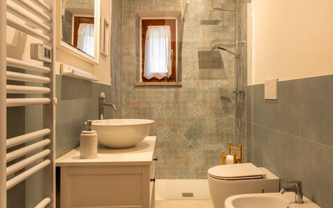La Veduta - la Finestra su Castelfalfi: Bagno, Pavimentazione, Lavandino Del Bagno, Idraulico Fixture, Interior Design, Lavello, Toilet Seat, Parete, Pavimento, Gabinetto