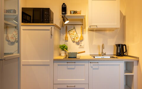 La Veduta - la Finestra su Castelfalfi: Cucina, Interior Design, Cabinetry, Elettrodomestico Da Cucina, Apparecchio Major, Controsoffitto, Camera, Scaffalature, Credenza, Mensola