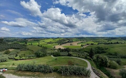 La Veduta - la Finestra su Castelfalfi: Cielo, Nube, Paesaggio Naturale, Pascolo, Orizzonte, Plain, Ecoregione, Paesaggio, Lotto, Campo