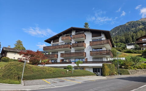 Piz Fess: Zona Residenziale, Casa, Hill Station, Appartamento, Pendenza, Catena Montuosa, Balcone, Villaggio, Sobborgo, Paesino Di Montagna
