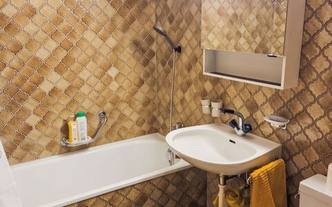 Piz Fess: Pavimentazione, Pavimento, Idraulico Fixture, Piastrella, Idraulico, Bagno, Rubinetto, Vasca Da Bagno