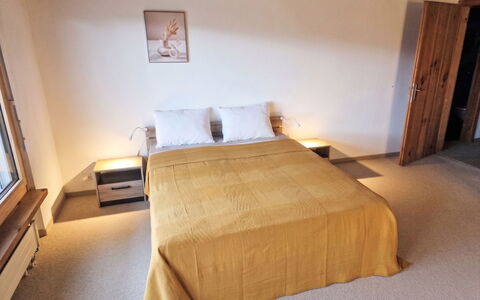 Piz Fess: Letto, Bedding, Camera Da Letto, Lenzuolo, Pavimento, Interior Design, Parete, Pavimentazione, Legna, Camera