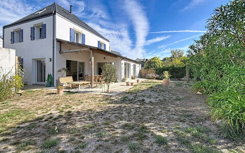 Maison de Saint-Pierre: Architettura, Pendenza, Villetta, Catena Montuosa, Log Cabin, Raccordo, Legname, Alpi, Eco Hotel, Paesino Di Montagna