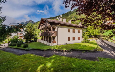 Sole e Neve: Architettura, Pendenza, Villetta, Catena Montuosa, Log Cabin, Raccordo, Legname, Alpi, Eco Hotel, Paesino Di Montagna