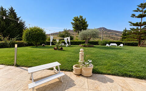 Casa Scirocco: Paesaggio, Giardino, Prato, Landscaping, Shade, Erba Sintetica, Parco, Cortile, Sempreverde
