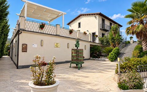 Casa Scirocco: Zona Residenziale, Urban Design, Vaso Di Fiori, Estate, Balcone, Shade, Hacienda, Cortile, Pianta Della Casa, Cortile