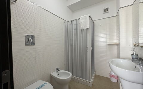 Casa Scirocco: Pavimentazione, Pavimento, Interior Design, Idraulico Fixture, Camera, Soffitto, Idraulico, Appartamento, Bagno, Gabinetto