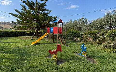 Casa Boungalow: Campo Da Giuoco, Attrezzatura Giochi All'Aperto, Tempo Libero, Prato, Scivolo, Giardino, Parco, Terreno Di Gioco, Landscaping, Shade