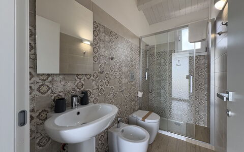 Casa Boungalow: Lavandino Del Bagno, Bagno, Pavimentazione, Idraulico Fixture, Pavimento, Interior Design, Lavello, Rubinetto, Idraulico, Gabinetto