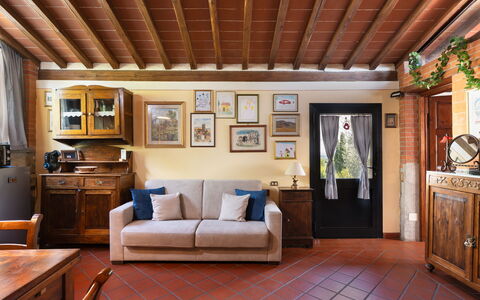 Al Melo: Mobilia, Interior Design, Pavimentazione, Pavimento, Legna, Camera, Divano, Soffitto, Soggiorno, Tavolo