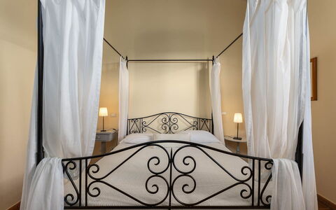 La Certaldina Luna Apartment: Mobilia, Letto, Interior Design, Camera Da Letto, Biancheria, Letto A Baldacchino, Bedding, Tessile, Pavimento, Telaio Del Letto