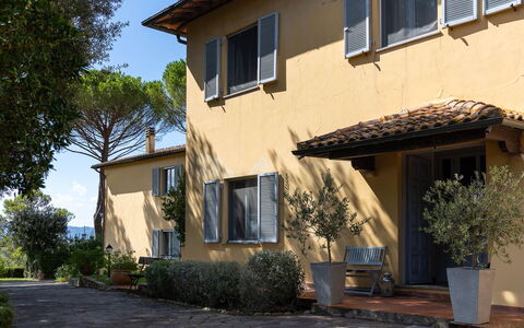 La Certaldina Luna Apartment: Casa, Zona Residenziale, Casa, Tetto, Villetta, Estate, Sobborgo, Shade, Villa, Balcone