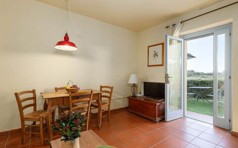 La Certaldina Stella Apartment: Mobilia, Pavimentazione, Interior Design, Pavimento, Cucina & Sala Da Pranzo Tavolo, Soffitto, Camera, Sedia, Porta, Sala Da Pranzo