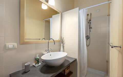 La Certaldina Stella Apartment: Bagno, Idraulico Fixture, Lavandino Del Bagno, Interior Design, Pavimentazione, Parete, Lavello, Pavimento, Rubinetto, Specchio